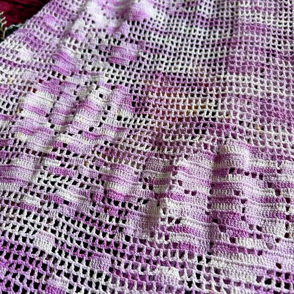 Vintage 30s Lilac Crochet Ruffled Hem Rose Pattern Bib Apron Cottage Kitchen - Picture 5 of 5